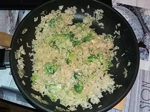 Riž z brokolijem v smetanovi omaki