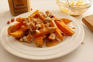 VIDEO: Sladek krompir s polivko iz arašidovega masla