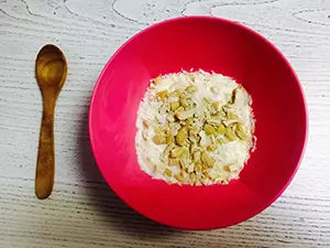 Grški jogurt z oreščki in kokosom
