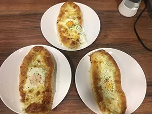 Khachapuri (Gruzijski sirni kruh)