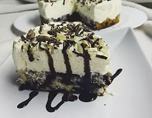 Borovničeva tortica z belo čokolado