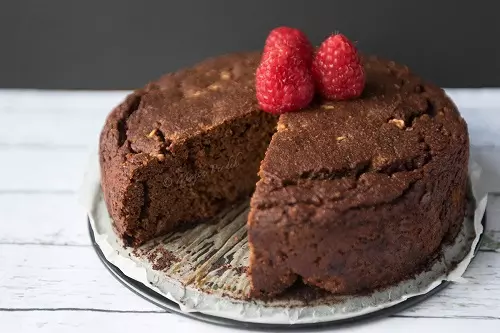 Brezglutenska mandljeva čokoladna tortica s cottage sirom 