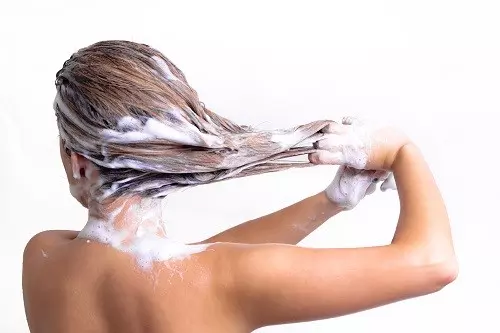 10 najpogostejših napak pri pranju las in kako jih popraviti