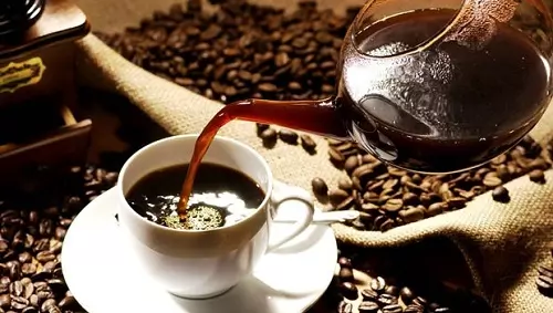 Polna skodelica kave za veliko koristnih učinkov