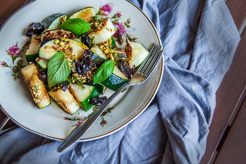 Gebratene Zucchini mit Pesto aus Pistazien | Blog | Malinca.de - Malinca.de