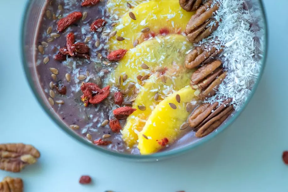 Borovničev Smoothie bowl s pekan orehi | Blog - Malinca.si