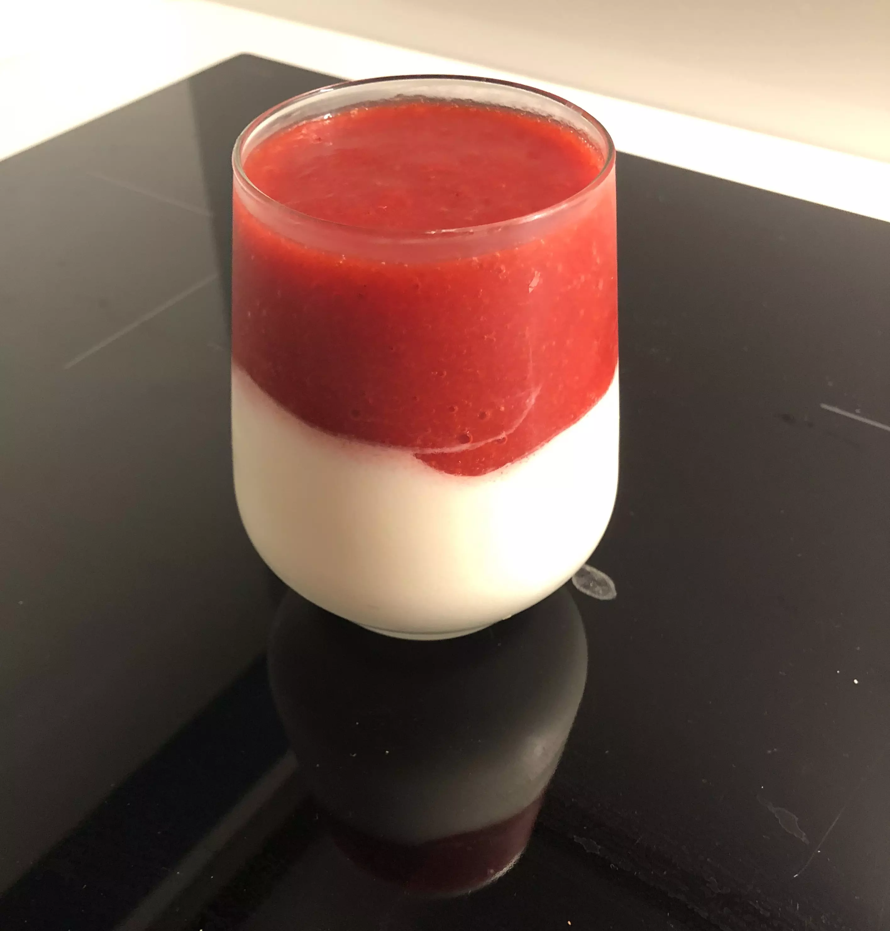 Light panna cotta z jagodami 