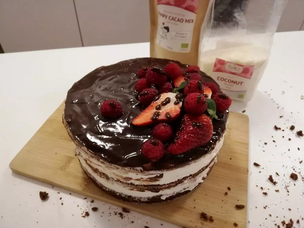 Sadno - čokoladna torta z grškim jogurtom 