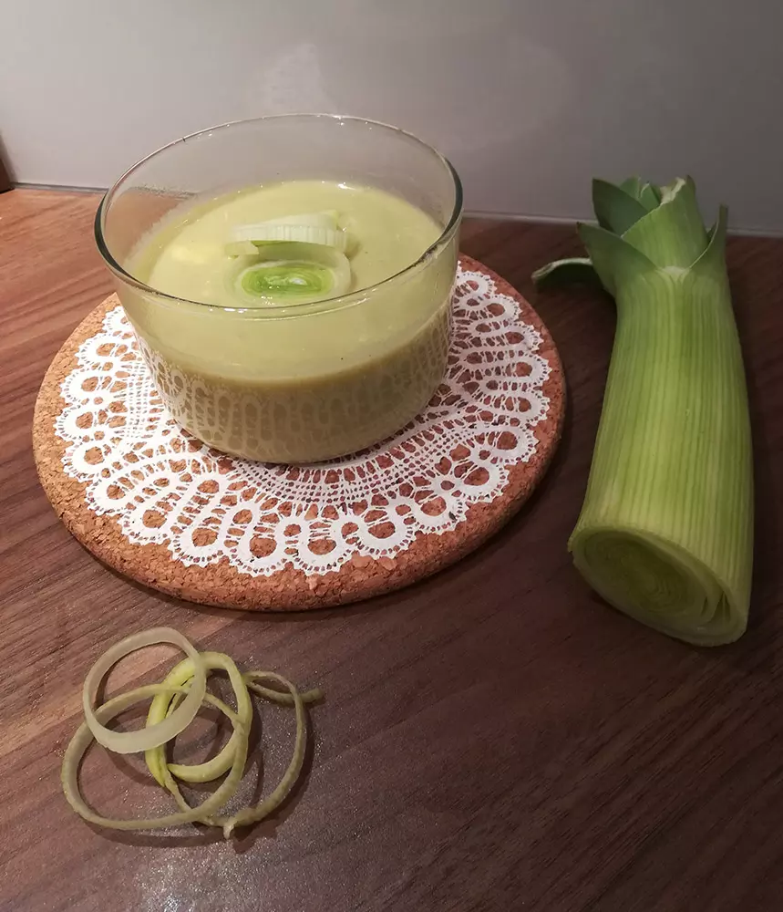 Gladka brokolijeva juha s porom 