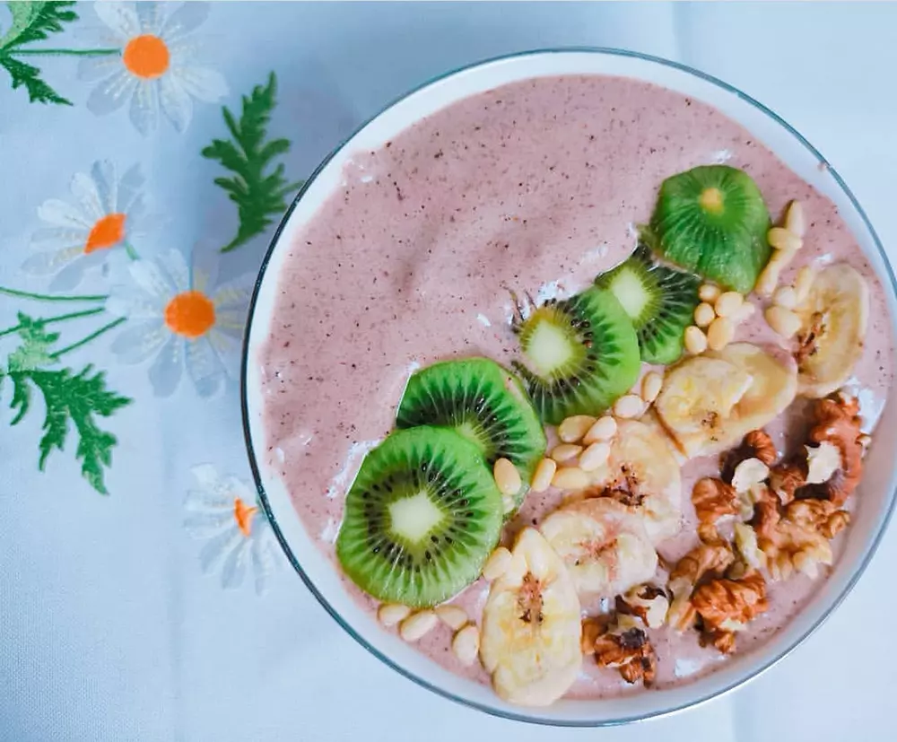 Zdravi roza smoothie bowl 