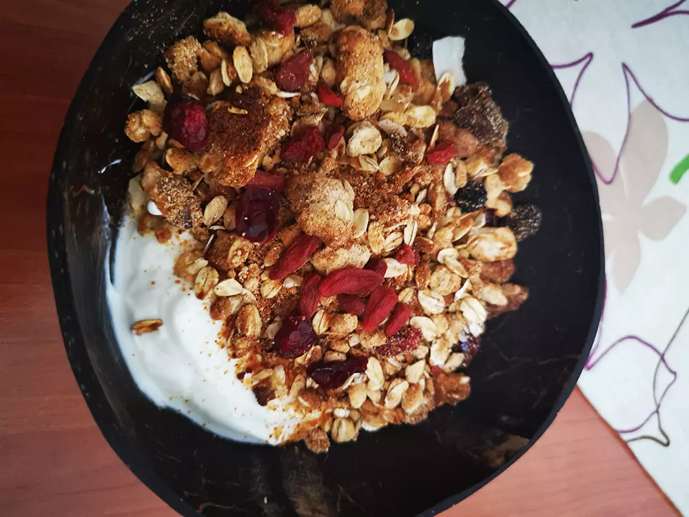 Sadno kokosova granola 