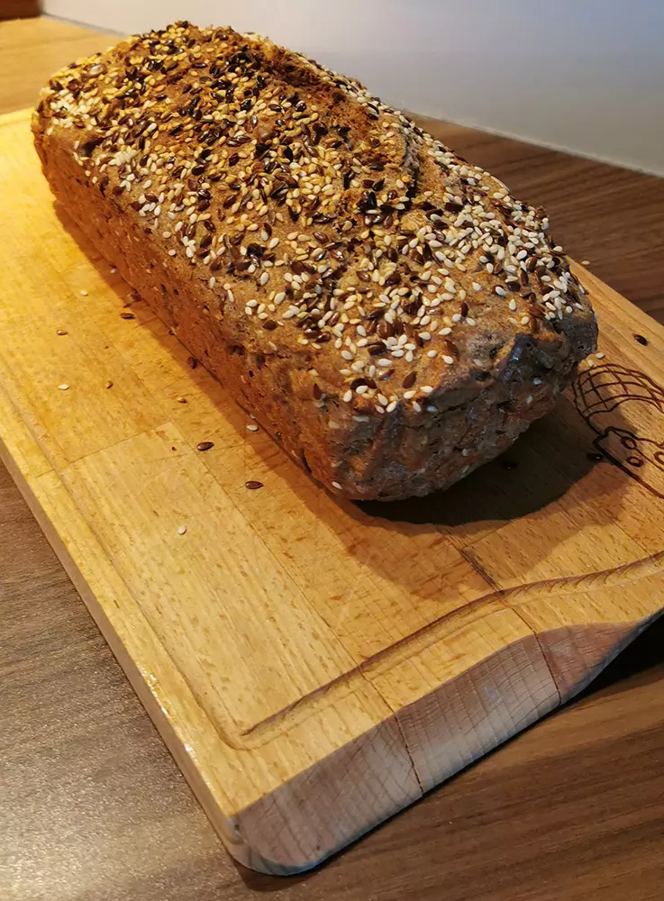 Pirin kruh brez kvasa s semeni 