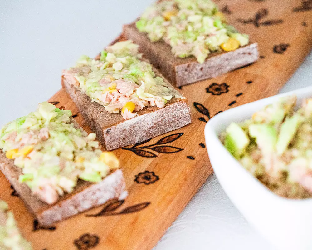 Avocado Aufstrich mit Thunfisch und Mais auf Roggenbrot | Blog ...