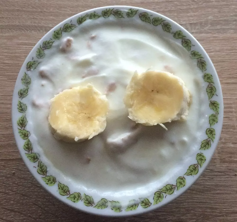 Meden jogurt s pirinimi kosmiči in banano 