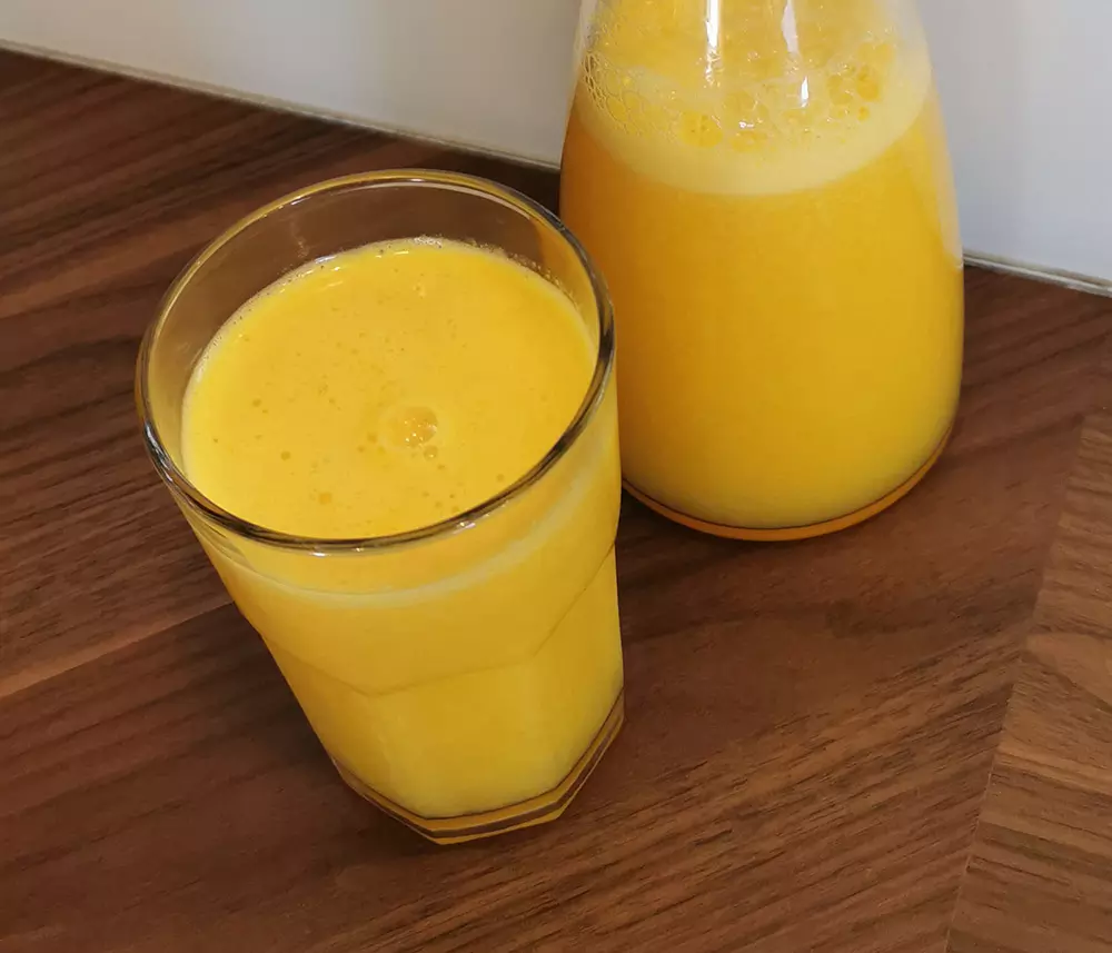 Pomarančni sok z mangom in limono 