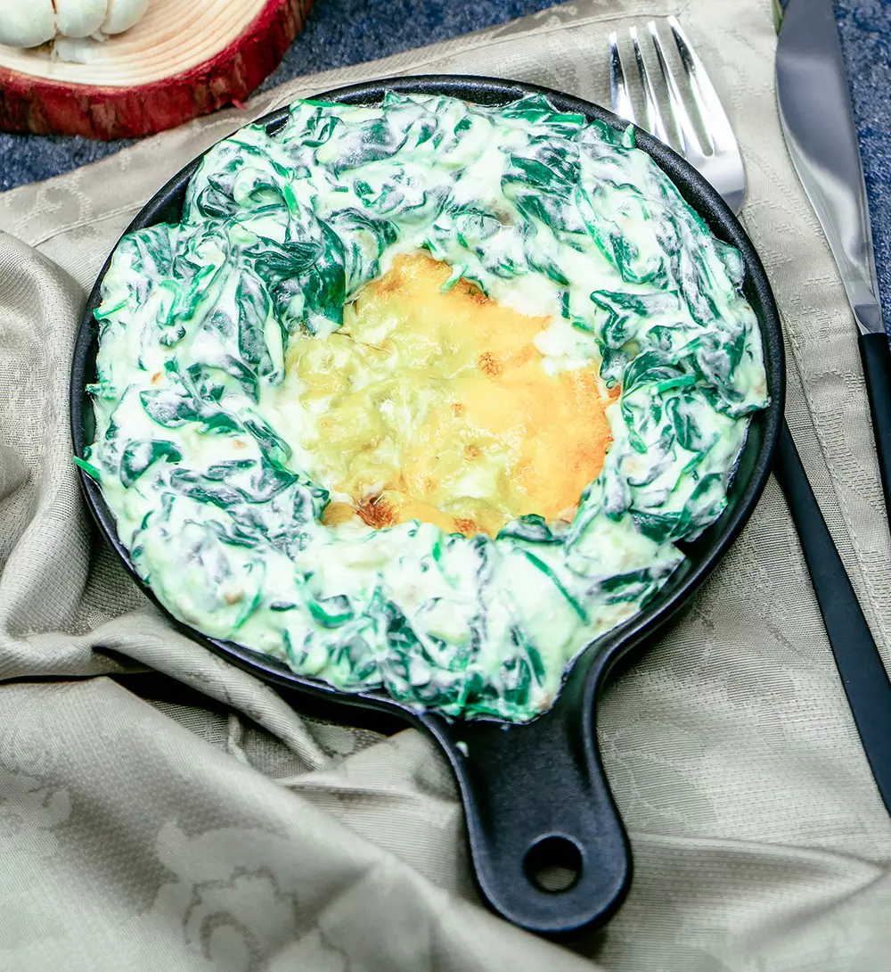 Jajčna omleta z nadevom iz špinače, avokada, česna in grškega jogurta 