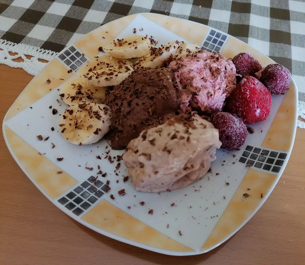 Domači sladoled (vanilja, čokolada in jagoda) 