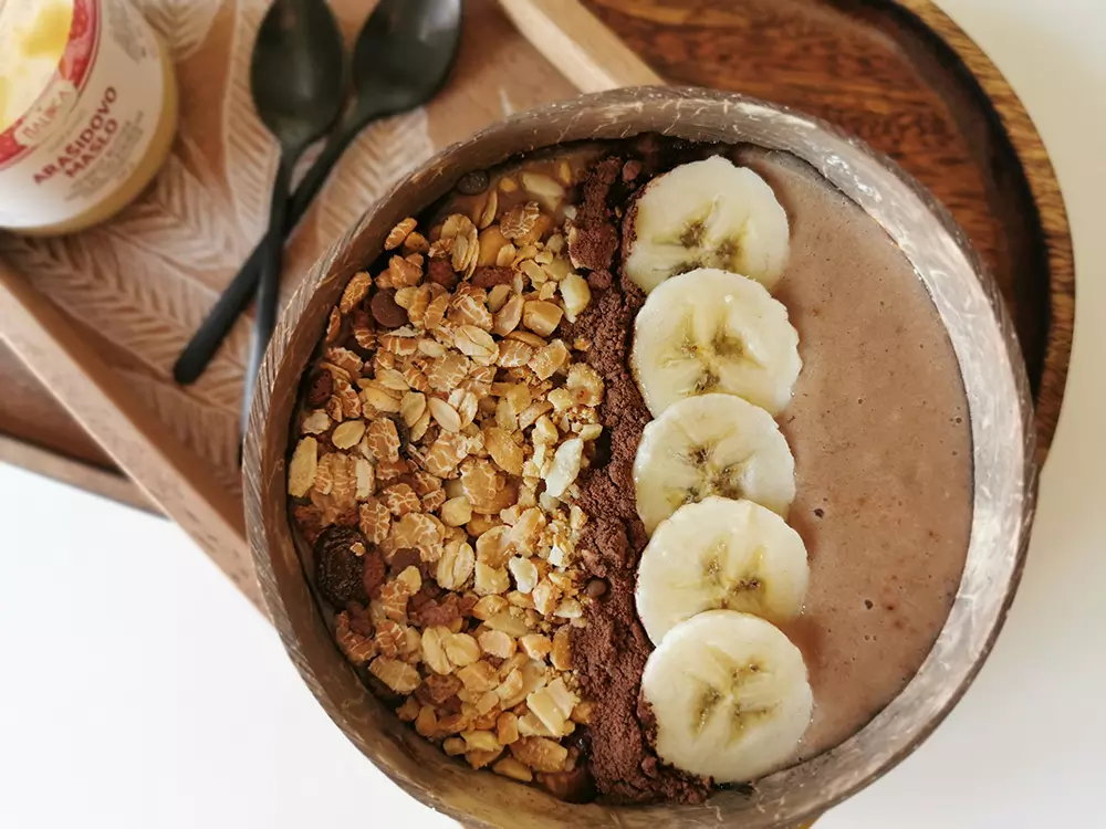 Proteinski smoothie bowl z banano in arašidi 