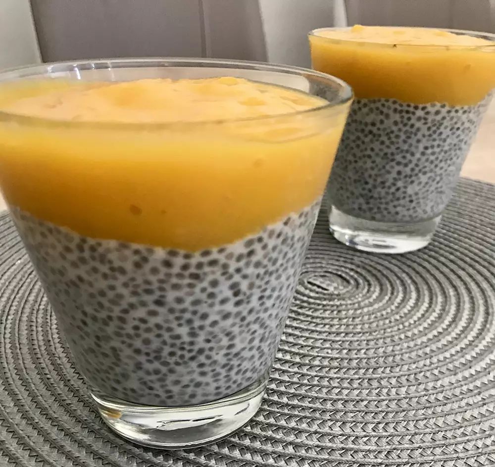 Chia puding z mangom in eritritolom