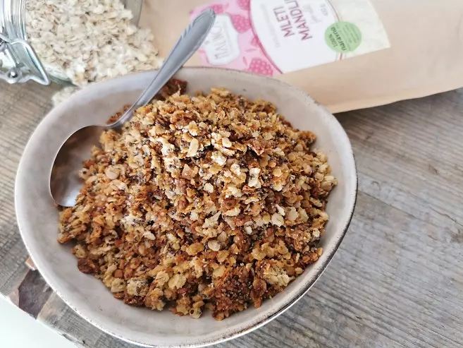 Mandljeva granola s chia semeni