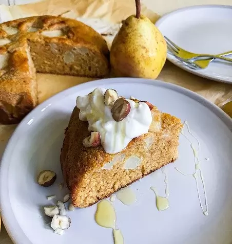 Enostaven polentin kolač s hruško