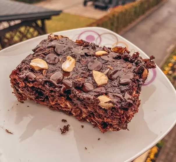 Ovseni brownie z indijskimi oreščki 