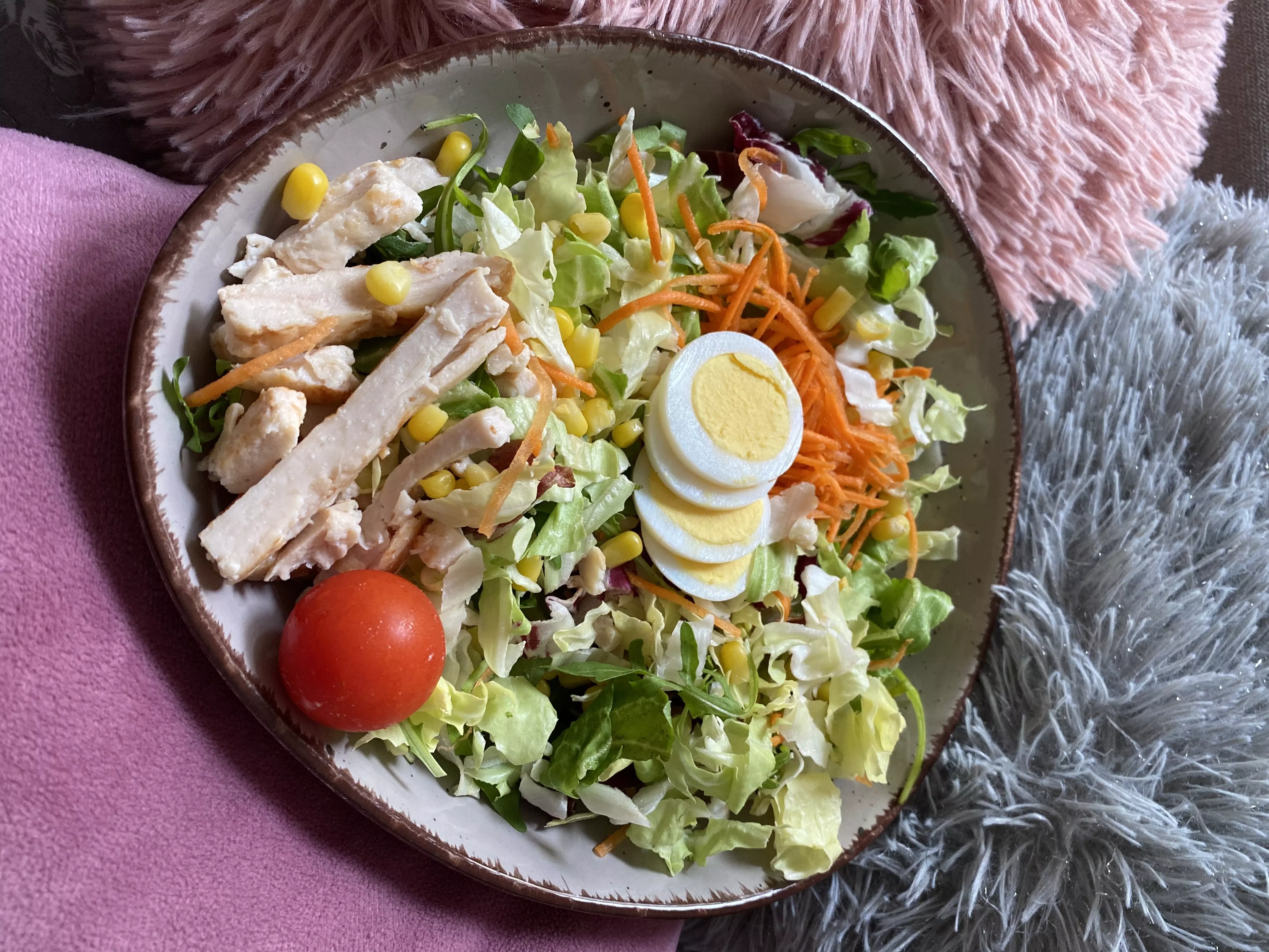 Erfrischender Salat mit Hähnchenfleisch