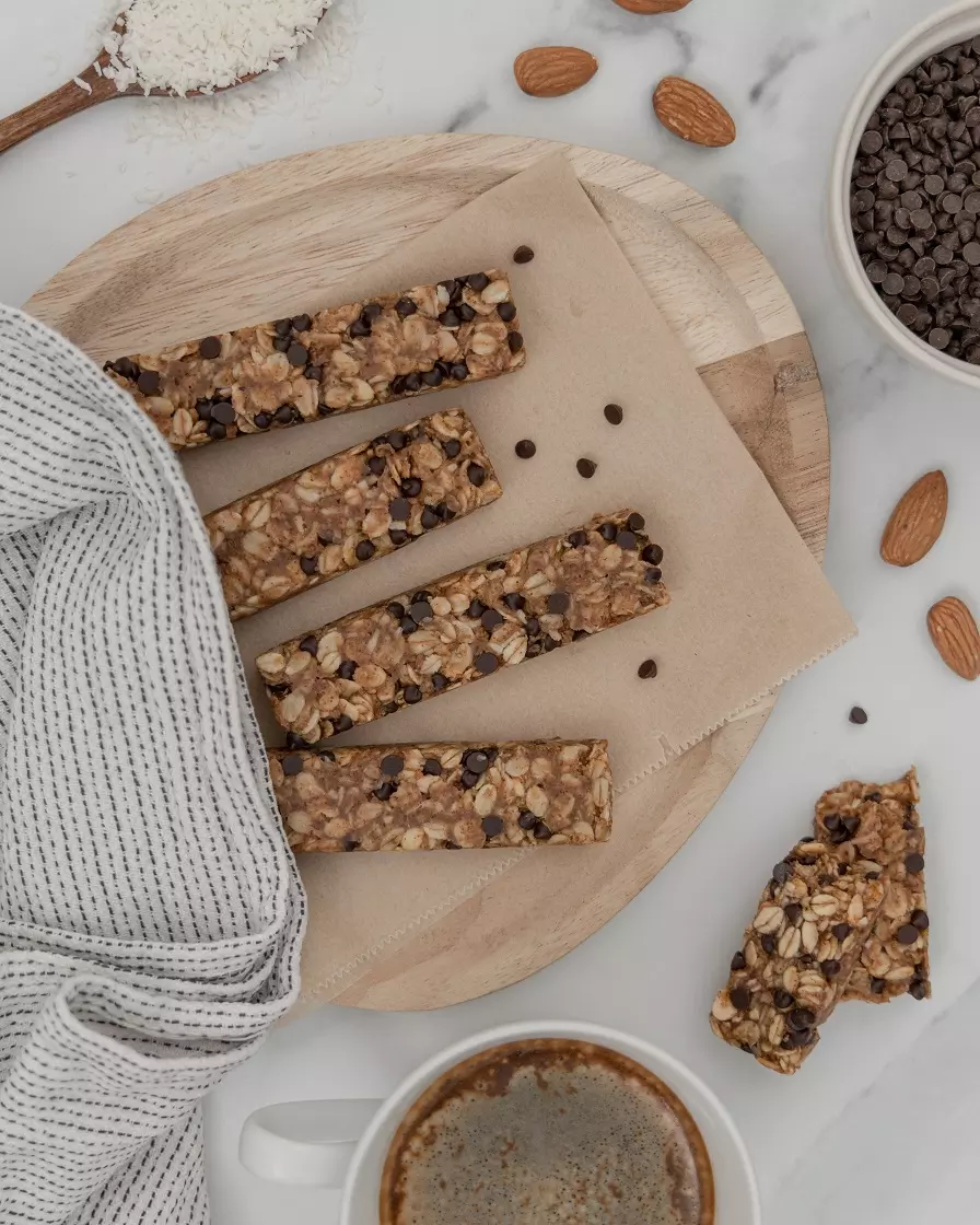 Domače granola ploščice z mandlji in čokolado