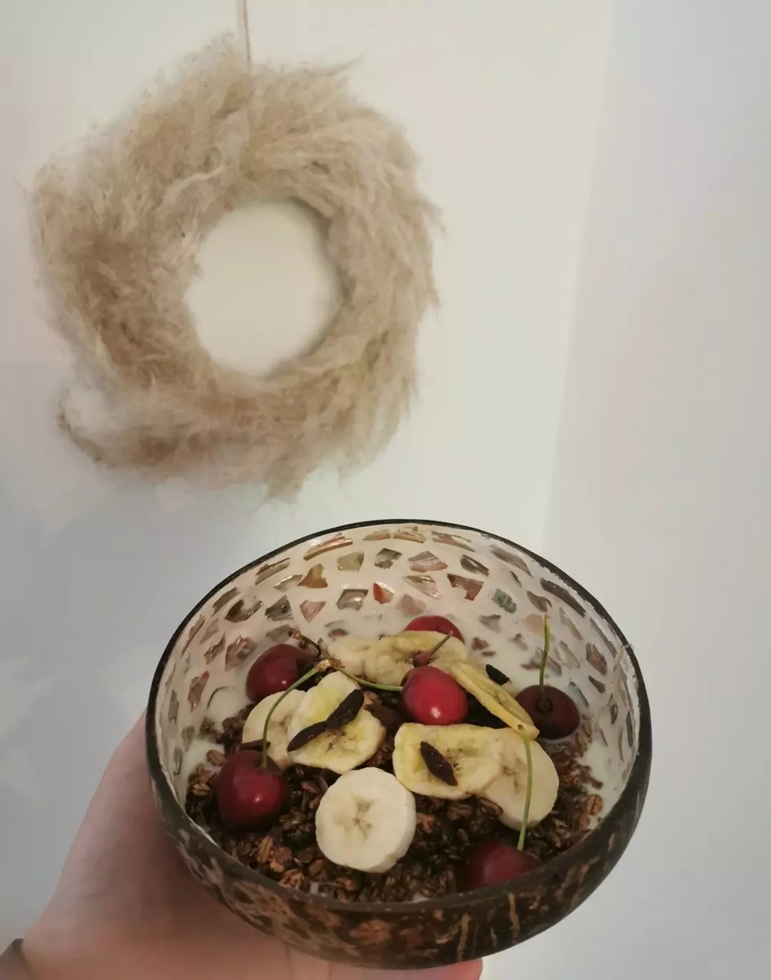 Granola bowl s češnjami in bananami