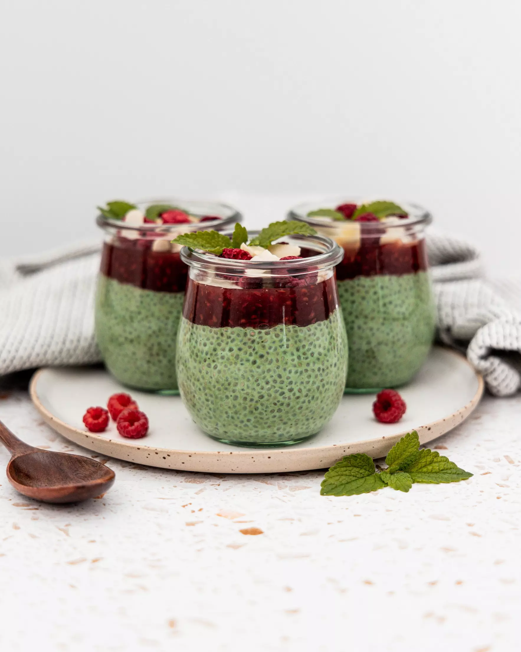 Veganski matcha chia puding z malinami