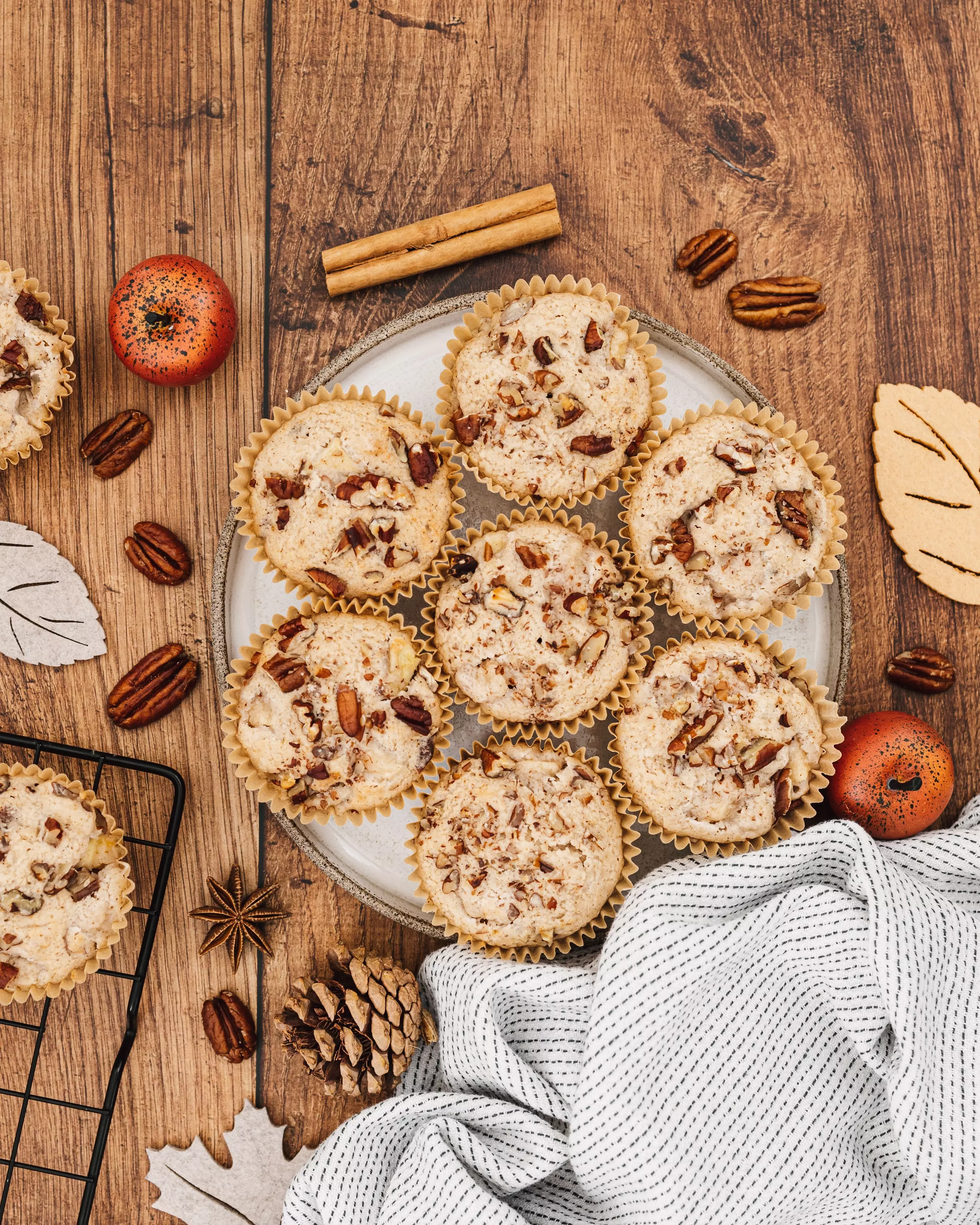 Jesenski muffini z jabolki in pekan orehi