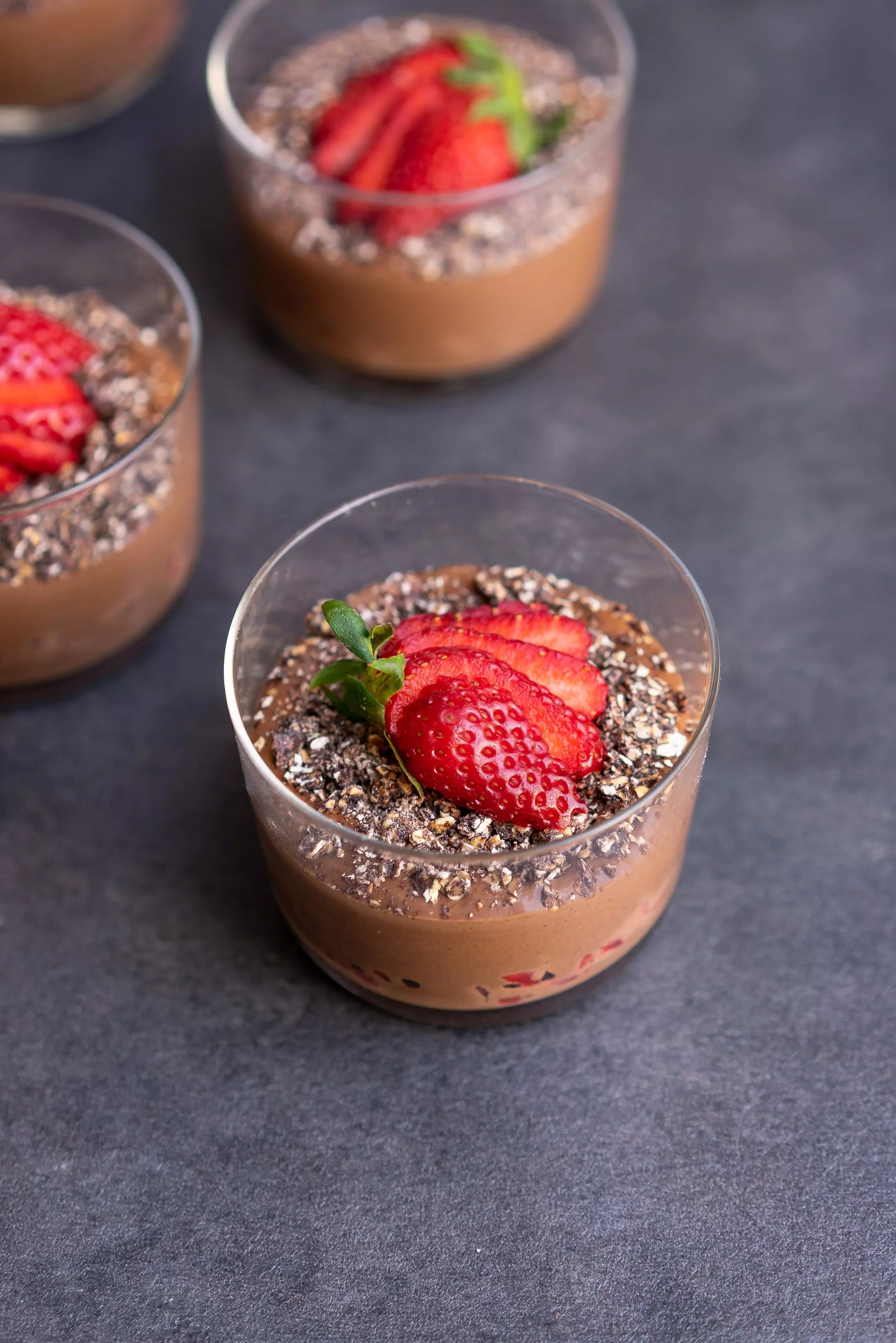 Schokocreme mit Chocoloco Crunch und Erdbeeren