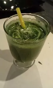 Naravni sok z zelenimi algami in brokolijem