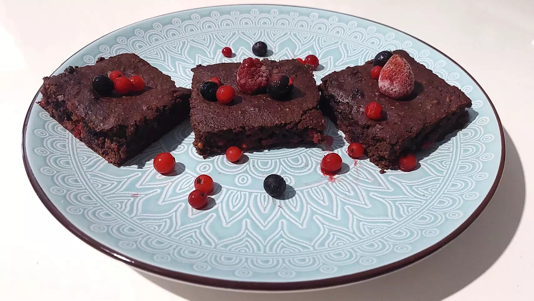 LCHF browniji z gozdnimi sadeži 