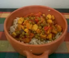 Indijski curry riž z zelenjavo in tofujem