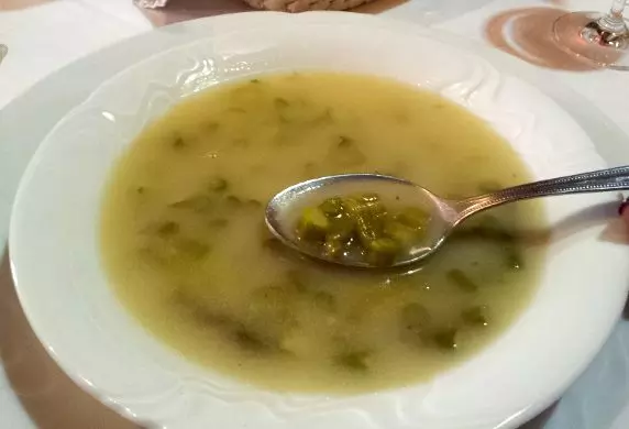 Špargljeva juha s konopljinimi semeni