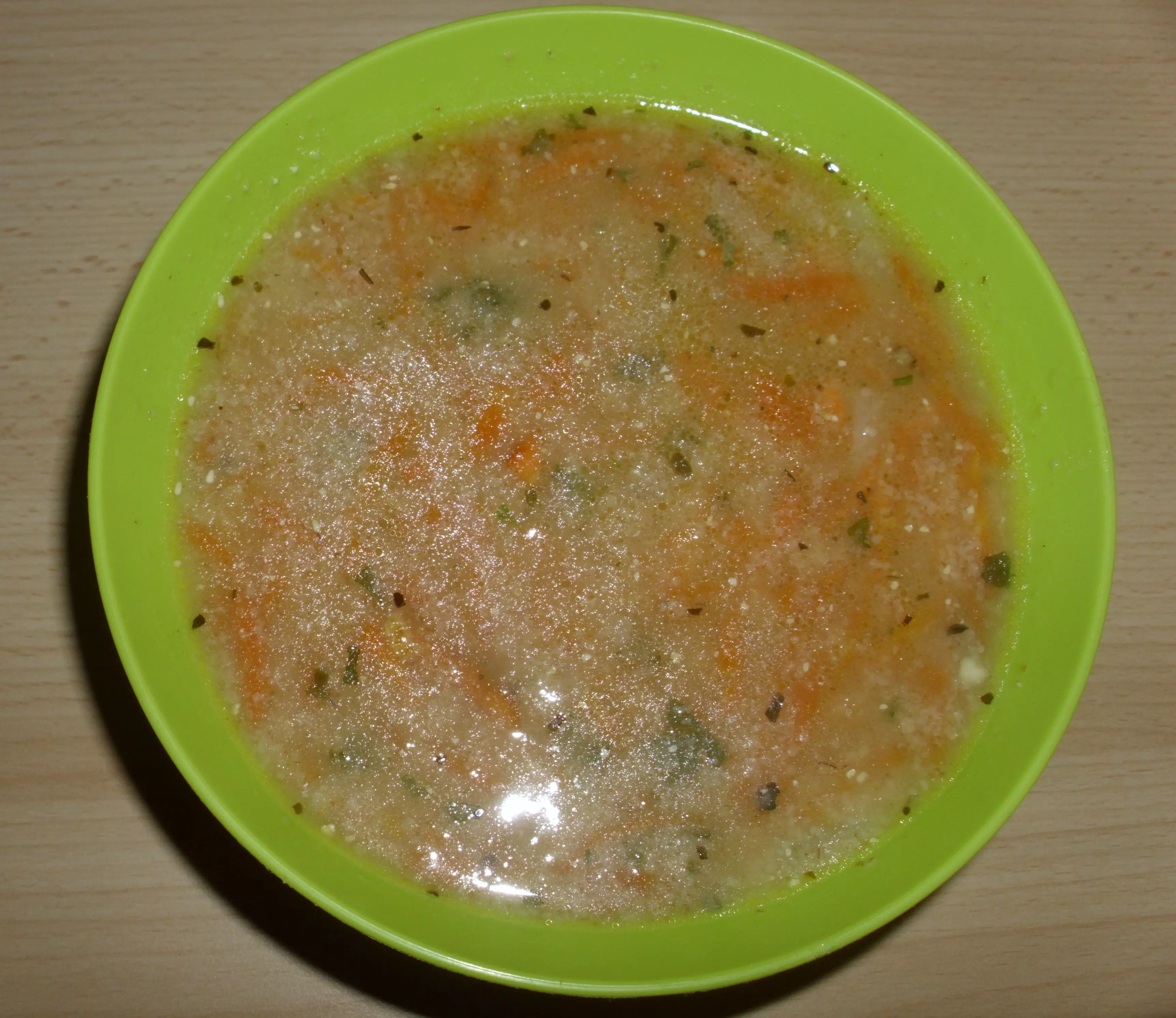 Korenčkova juha s pirinim polnozrnatim zdrobom