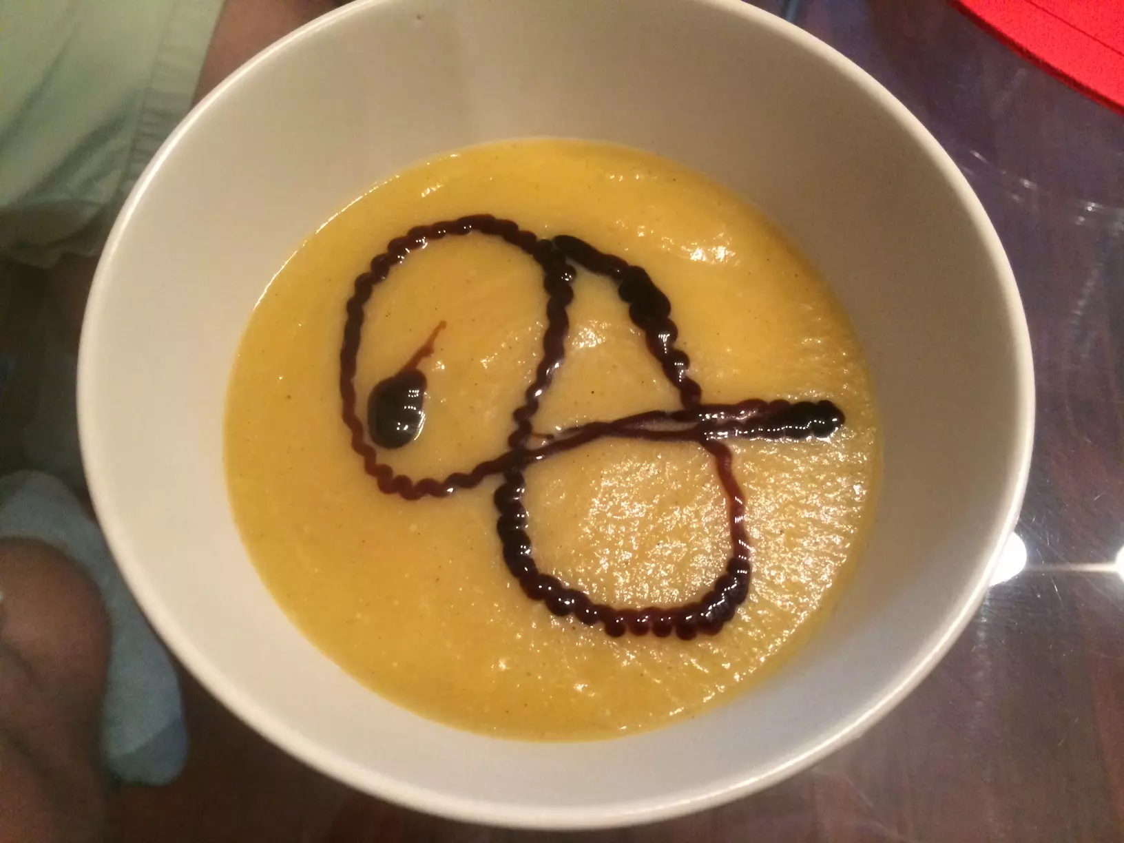 Bučkina juha z ingverjem in balzamično kremo