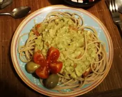 Polnozrnati špageti z avokadom in paradižnikom