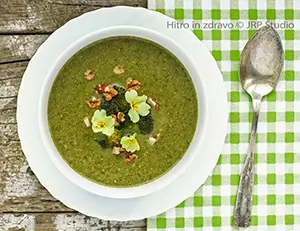 Pomladna juha z brokolijem in praženimi orehi