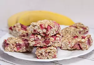 Granola kvadratki z banano in jagodami