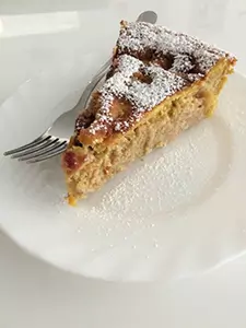 Pirina tortica z breskvami