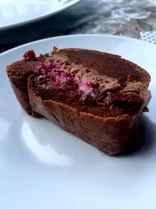 Čokoladna torta z malinami