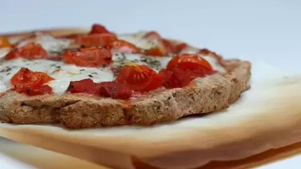 VIDEO: Hausgemachte Dinkelpizza