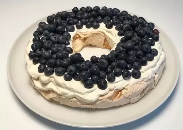 Torta Pavlova (brez glutena) z borovnicami