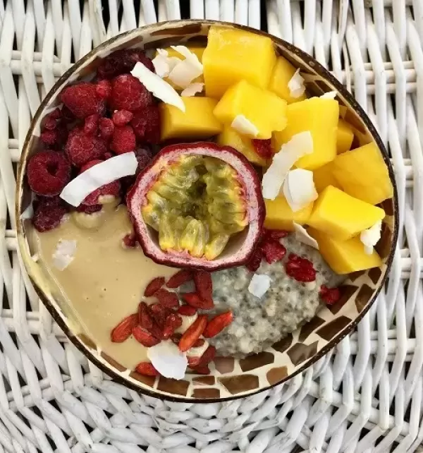 Haferbrei mit Kokos, Obst und Erdnussbutter