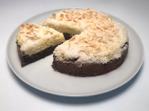 Brezglutenska čokoladna torta s kokosovo kremo 