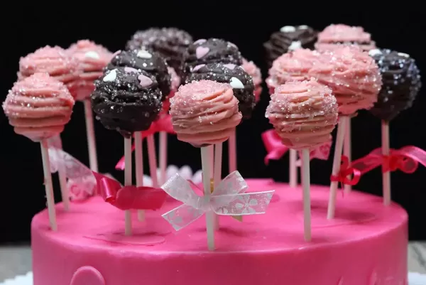 Mangovi cakepopsi