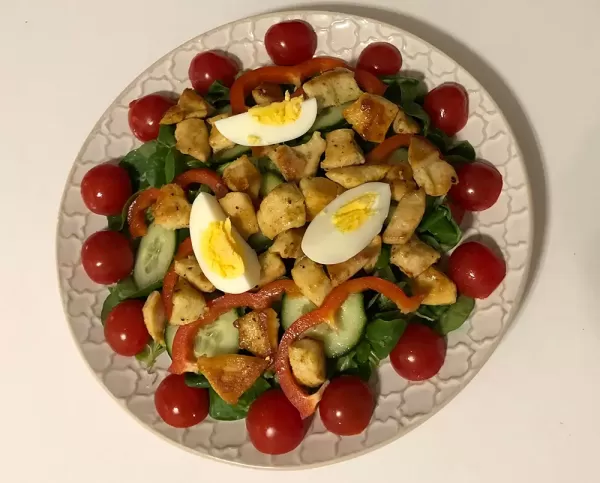 Gemischter Salat mit Hühnchen