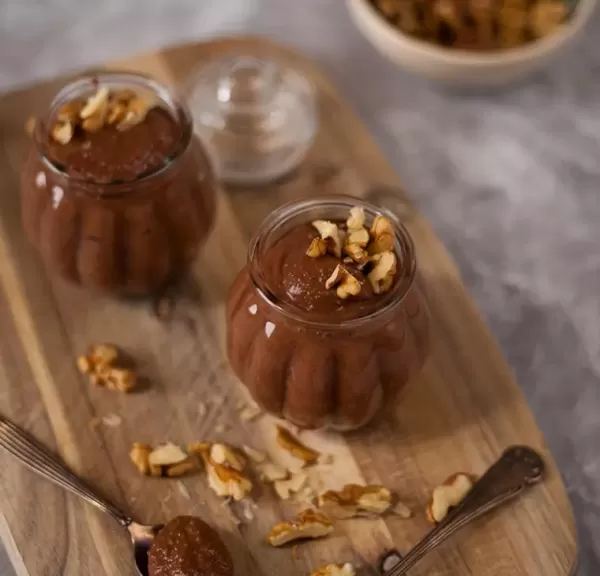 Schokoladenpudding mit Buchweizenbrei und Nüssen